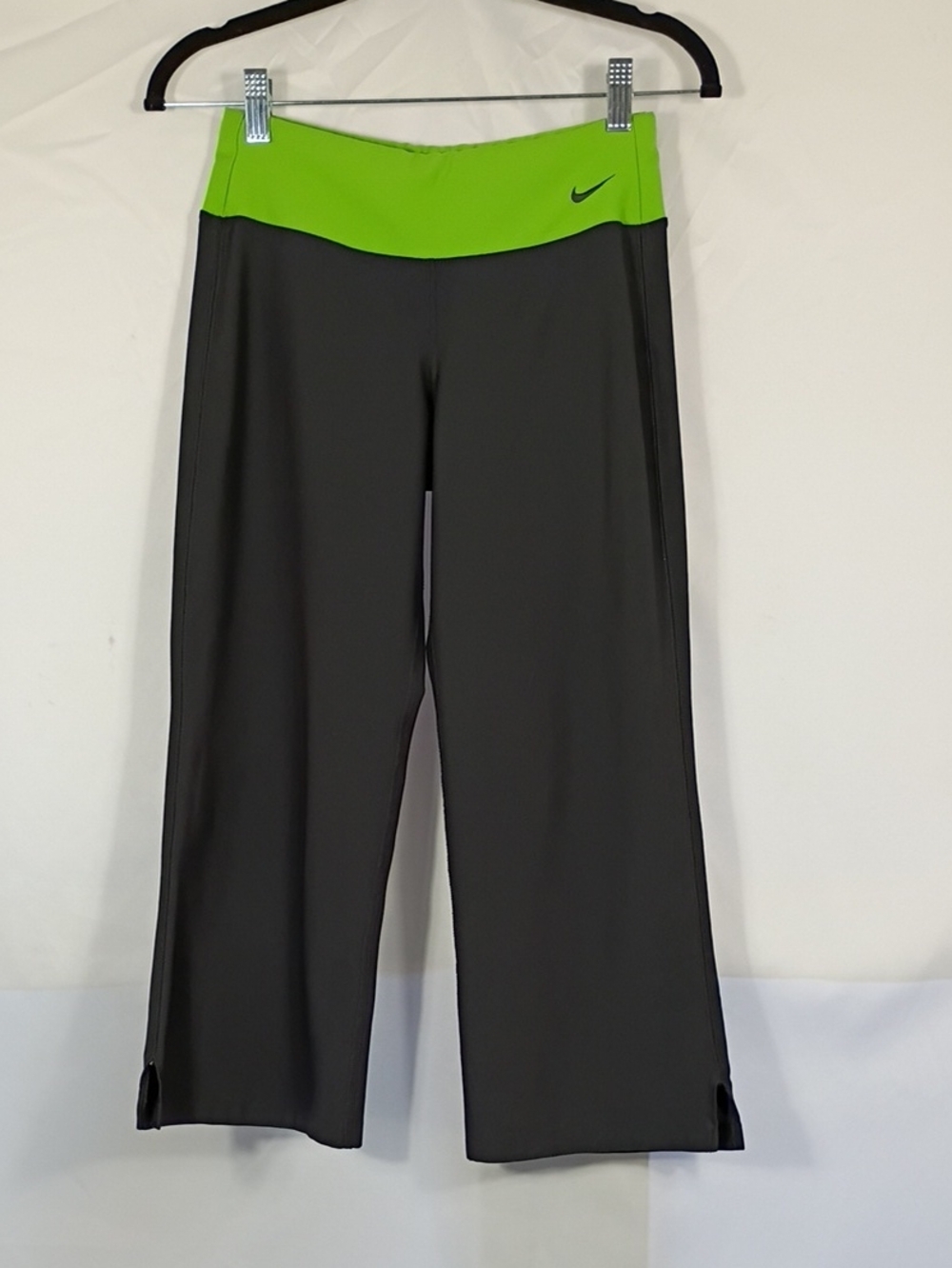 EUC Nike Fit Dry Women’s Black Crop Yoga Pants with Lime Green Waistband Size XS